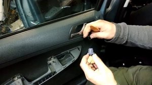 SKODA Fabia disassembly door (снятие дверной карты)