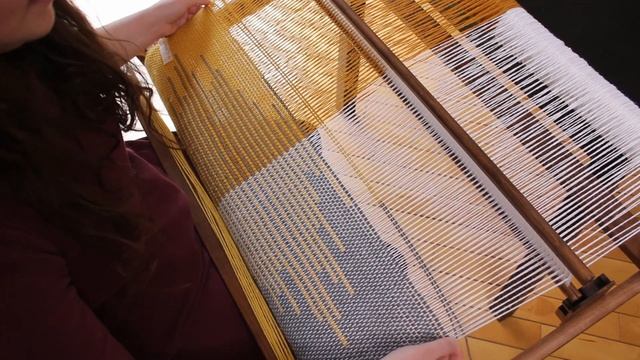 Weaving a Clasped Weft Blanket on a Rigid Heddle Loom смотреть онлайн