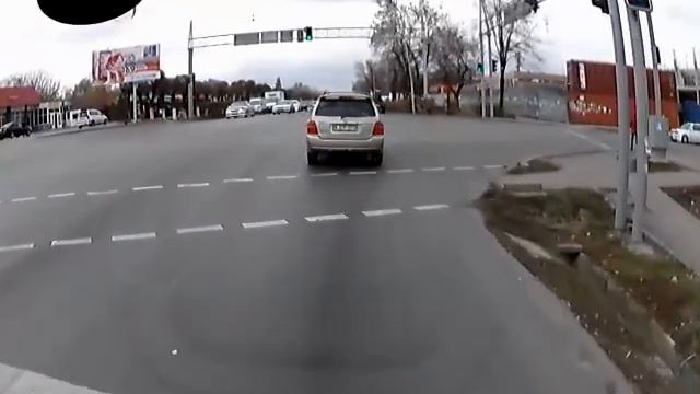 Алматы. Знак запрещает поворот налево, а разметка разрешает 20141106 1259 смотреть онлайн