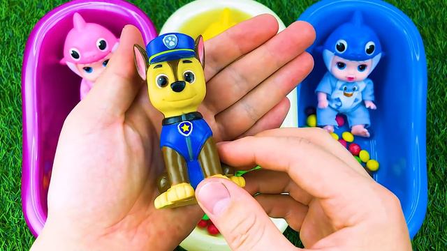 Satisfying ASMR l Magic Bathtubs with Rainbow Kinetic Sand M&M's & Skittles Candy Mixing Cutting смотреть онлайн