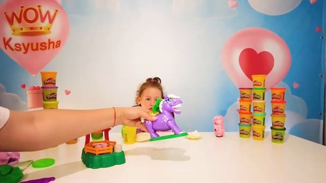 WOW Ксюша играет с Play Doh | Она получила СЮРПРИЗ в виде СУПЕР динозаврика | Видео для детей смотреть онлайн