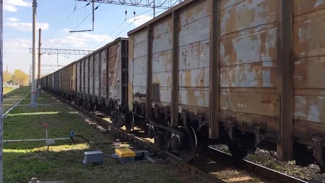 Тепловоз 2ТЭ25Км-0179 с грузовым поездом смотреть онлайн