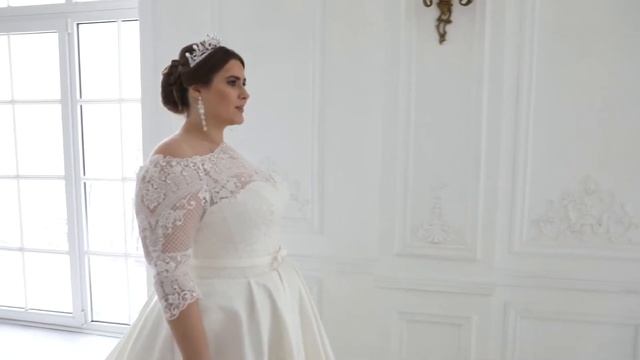 Атласное свадебное платье больших размеров Леда от бренда Голант смотреть онлайн