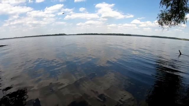 Проверяю садки с рыбой у рыбаков. Рыбалка на Днепре. смотреть онлайн