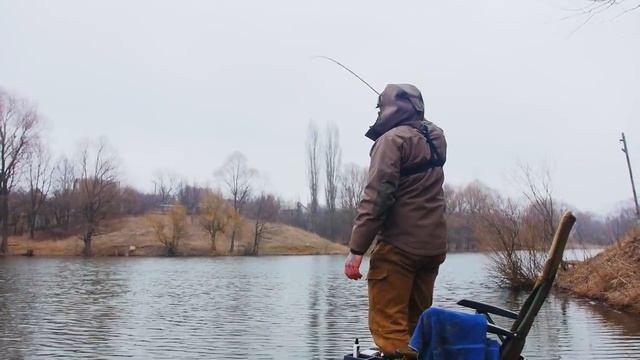 На что Лучше ловиться КАРАСЬ весной? Фидер VS Флэт Фидер! Ловля карася на фидер смотреть онлайн