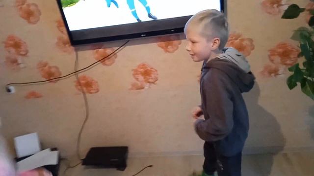 Мне нравится снимать и монтировать видео .Дети устроили танцы смотреть онлайн