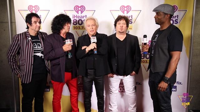 "The Romantics" talk backstage with Martha Quinn at the iHeart 80's Birthday Bash смотреть онлайн