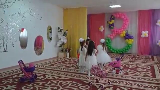 Предшкольная группа «Наурыз». Шуточный танец «Мама-папа» смотреть онлайн