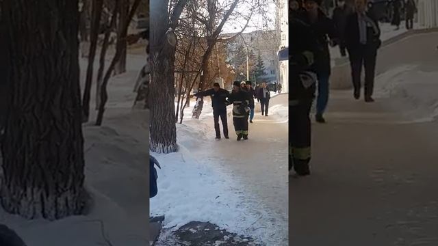 Уральск. Пожар в поликлинике 1. 12.01.17. 15.30 м.в. смотреть онлайн
