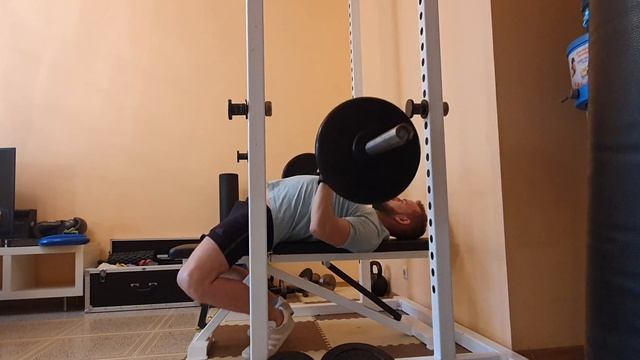 Жим штанги лёжа узким хватом смотреть онлайн