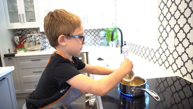 Super Easy Vegan Gummy Bears//Cook with Me!//Kid Future Chef смотреть онлайн