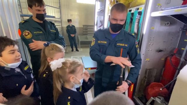Юные кадеты школы №7 побывали в гостях у огнеборцев смотреть онлайн
