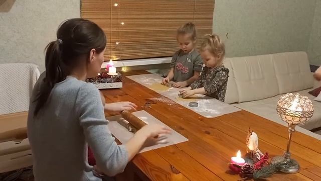 Украшаем с детьми ёлку? Печём Рождественское печенье? Первый влог? смотреть онлайн