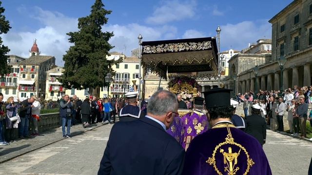 КРЕСТНЫЙ ХОД С МОЩАМИ СВЯТИТЕЛЯ СПИРИДОНА И ПЛАЩАНИЦЕЙ НА КОРФУ В ВЕЛИКУЮ СУББОТУ 2022 ГОДА. смотреть онлайн