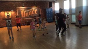 Вика Родионова танцует  в танцевальной школе Голливуда