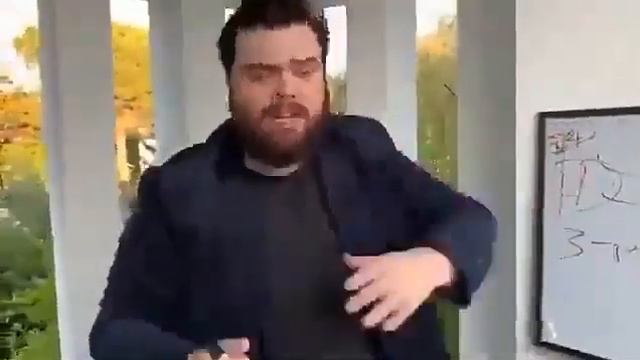 Guy explaining (Meme template) смотреть онлайн