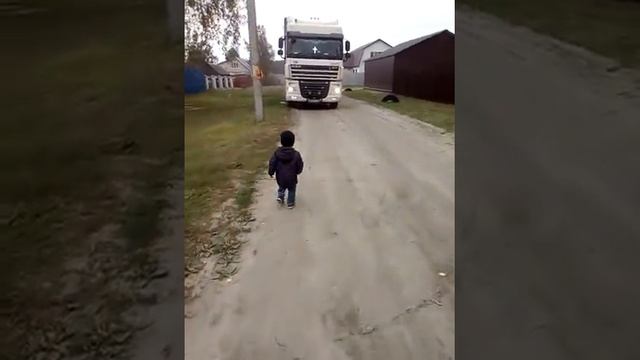 Папа дольнабойщик вернулся бежит сыночек на встречу смотреть онлайн