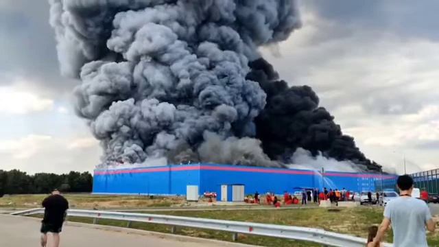 Пожар на складе Ozon в Москве. 3 июля 2022 г. Эпично! смотреть онлайн