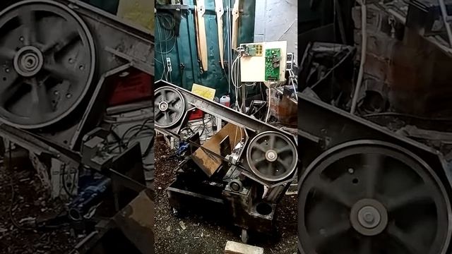 Самодельная ленточная пила по металлу Пилим Стальной уголок 200х200 #shorts смотреть онлайн