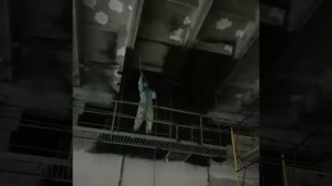 Покраска безвоздушным краскопультом потолка цеха.