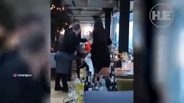 Официант запустил тортом в лицо посетительнице