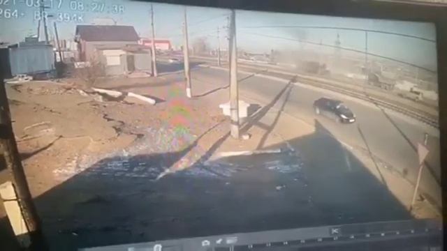 В Улан-Удэ опрокинулся кран смотреть онлайн