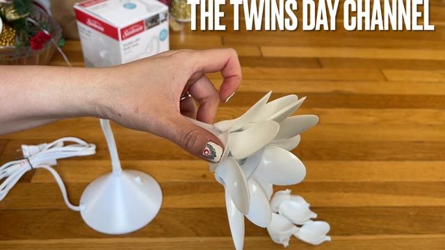 DIY Plastic Spoon Lamp | How To Make Room DECOR With Plastic Spoons/The Twins Day Original Crafts смотреть онлайн