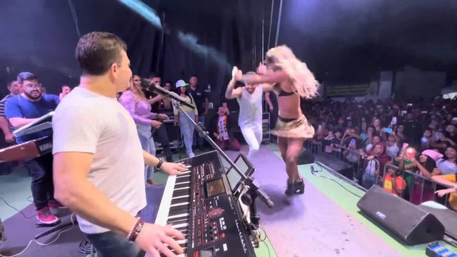 EX DANÇARINA KIARA SOBE  NO PALCO DO WB E RASGA COM SEU MARIDO NO PISEIRO