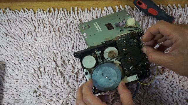 Ремонт Sharp GF-700. Часть 1. Разборка магнитолы и замена пасиков протяжек. смотреть онлайн