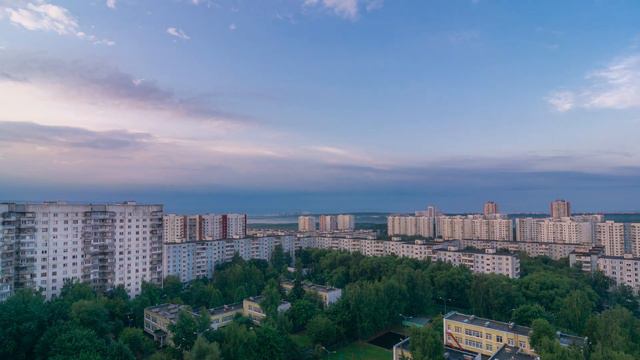 Утро в городе после дождя - таймлапс | Morning in a city after rain - timelapse 4K UHD смотреть онлайн