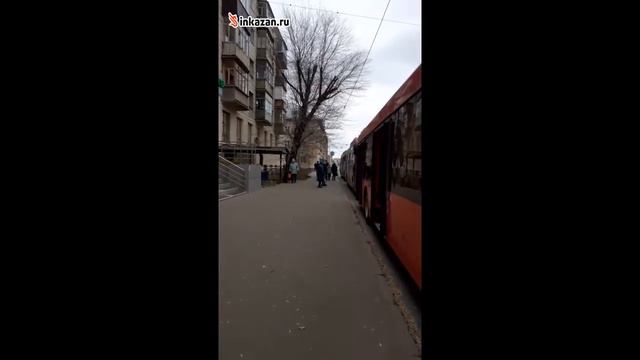 В Казани водители автобусов устроили потасовку из-за сломанного стекла смотреть онлайн