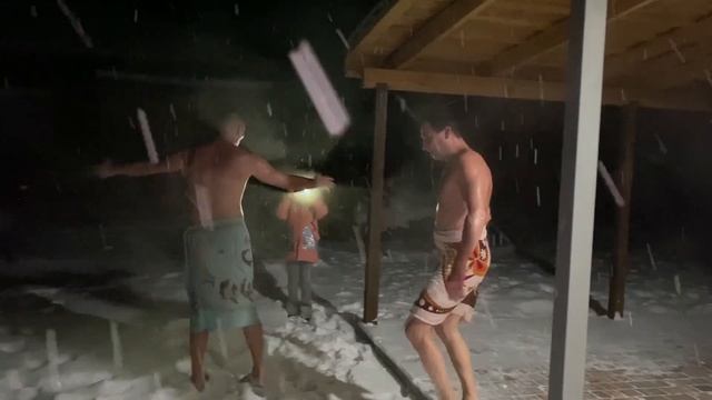 Обтирание снегом после бани. Качание в снегу после парилки. Зима 2021 смотреть онлайн