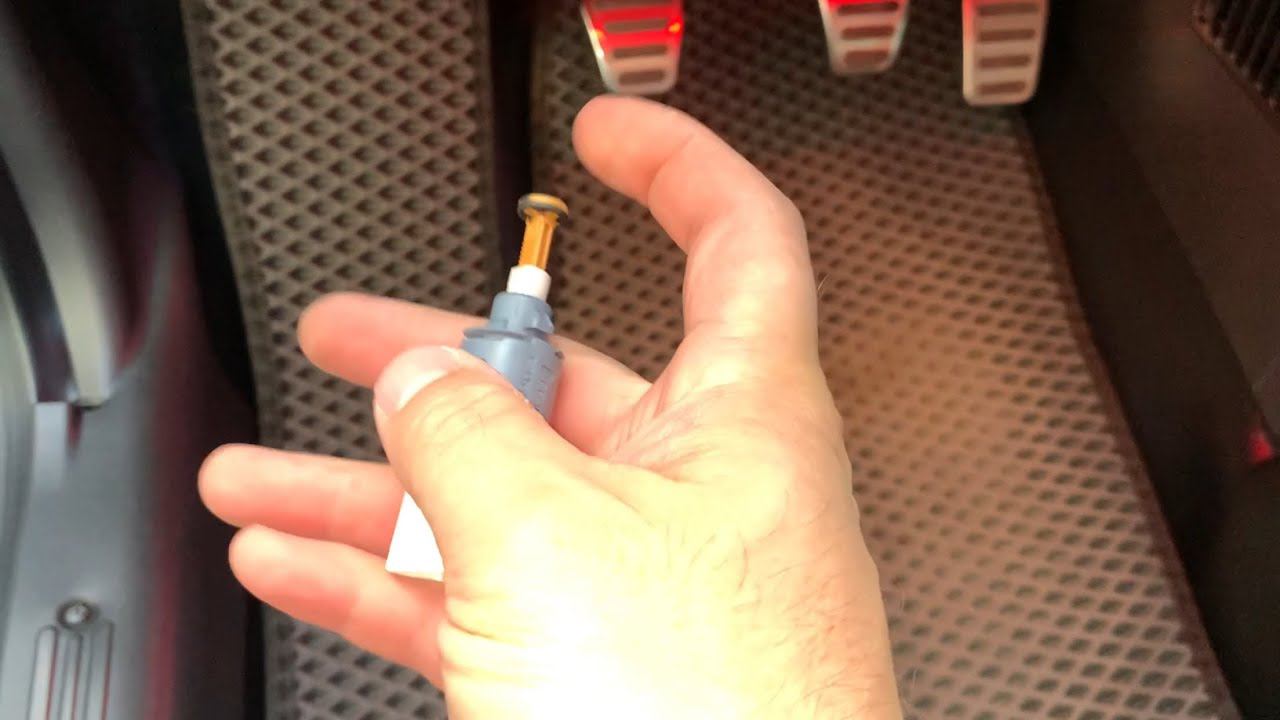 Снова ошибка P0504, ремонт датчика педали тормоза на LADA Granta FL смотреть онлайн