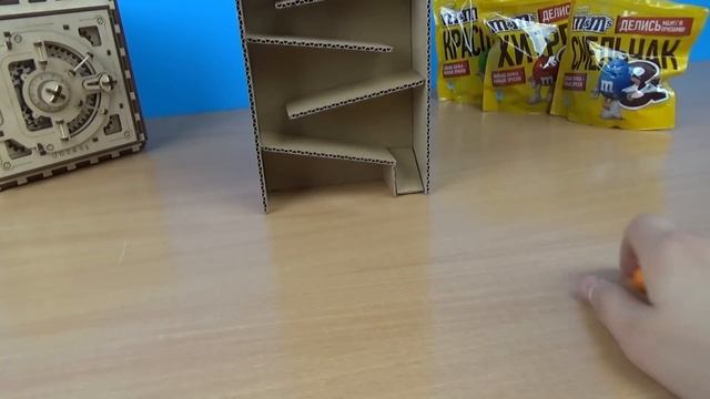 Кто съел все конфеты M&M`s из автомата - НУБ из МАЙНКРАФТ ! Как сделать диспенсер из картона ? смотреть онлайн
