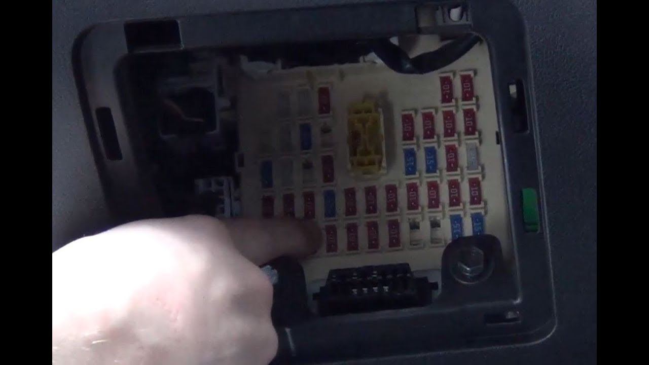 Замена предохранителя №4 аудиосистемы и электрооборудования в Hyndai Solaris смотреть онлайн