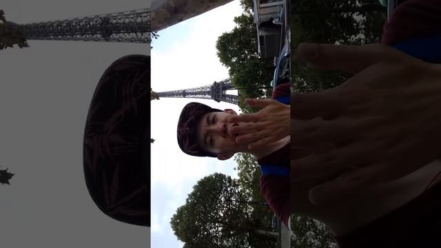 Передаю привет на фоне Эйфелевой башни смотреть онлайн