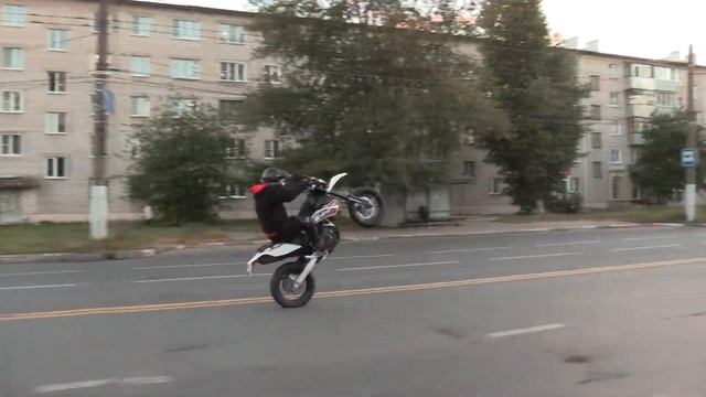 Дали прокатиться на мотарде... смотреть онлайн