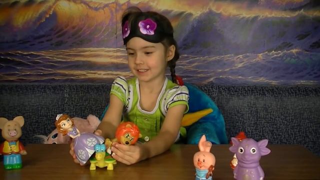 Юля УГАДЫВАЕТ ИГРУШКИ с закрытыми глазами  Many interesting toys