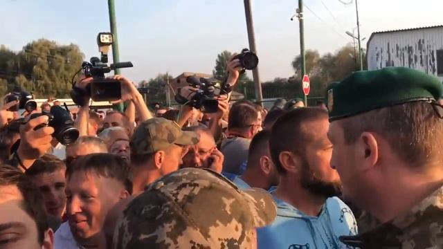 Пограничник заткнув бидло гімном України смотреть онлайн