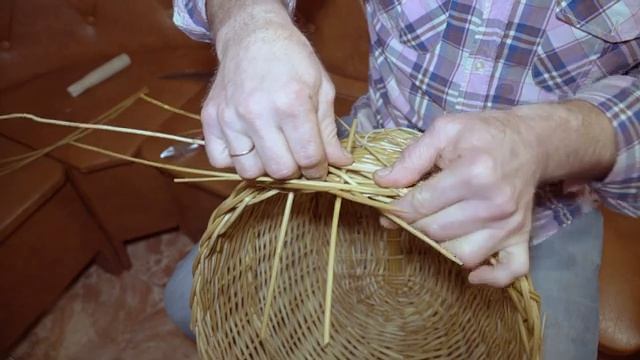 Плетение кромки КОРЗИНЫ простейшей косичкой #лозоплетение смотреть онлайн