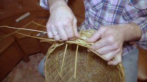 Плетение кромки КОРЗИНЫ простейшей косичкой #лозоплетение