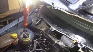 Убираем грязь из под жабо Форд Фокус 1 седан - чистим под дворниками