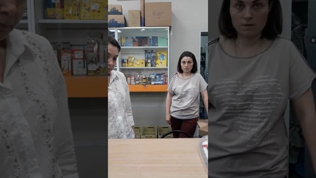 Сотрудники почты России не принимают посылку и запрещают снимать смотреть онлайн