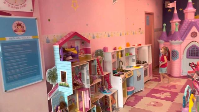 Olivia and Harper explore kids club at grand oasis Palm Cancun, Mexico. смотреть онлайн