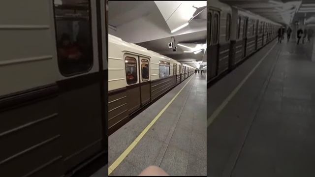 ВАЛЛ-И. Московское метро. ВИЗЗ-АЖ Ëжик [ЕЖЗ] Ретропоезд отправляется со станции Ольховая.❤ смотреть онлайн
