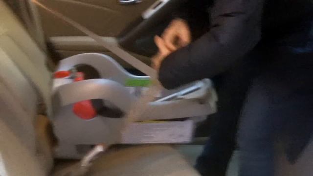 How To Install a Graco Snug Ride 32 or 35 Classic Connect Using a Seat Belt смотреть онлайн