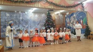 Вход и хоровод у ёлочки в младшей группе ???