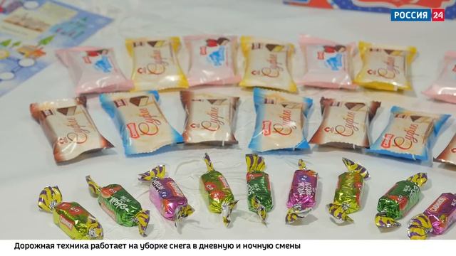 Школьники Барнаула получают сладкие новогодние подарки