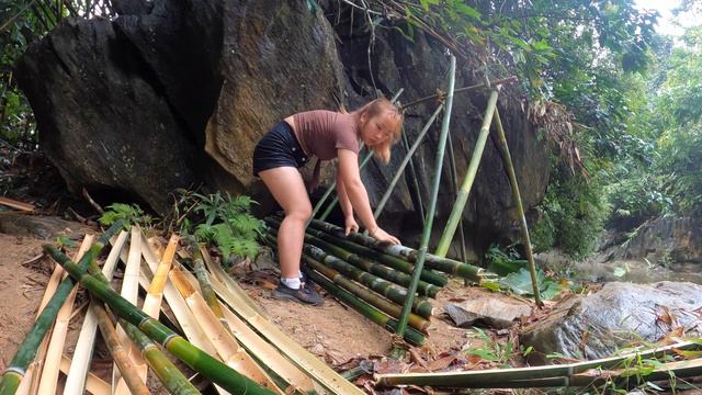 Make a bamboo shelter,stream fishing and cooking - survival alone смотреть онлайн