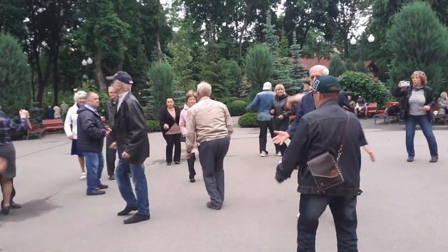 ЧУДНАЯ ПЧЕЛА МАЙЯ!???/ТАНЦЫ В ПАРКЕ ГОРЬКОГО ХАРЬКОВ ИЮНЬ 2021 смотреть онлайн